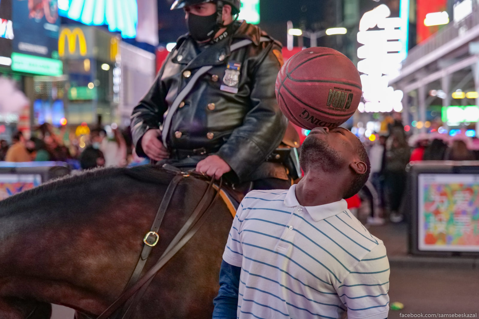 Конь и полицейский прикол. Нью-Йорк полицейский конь. 31 августа через