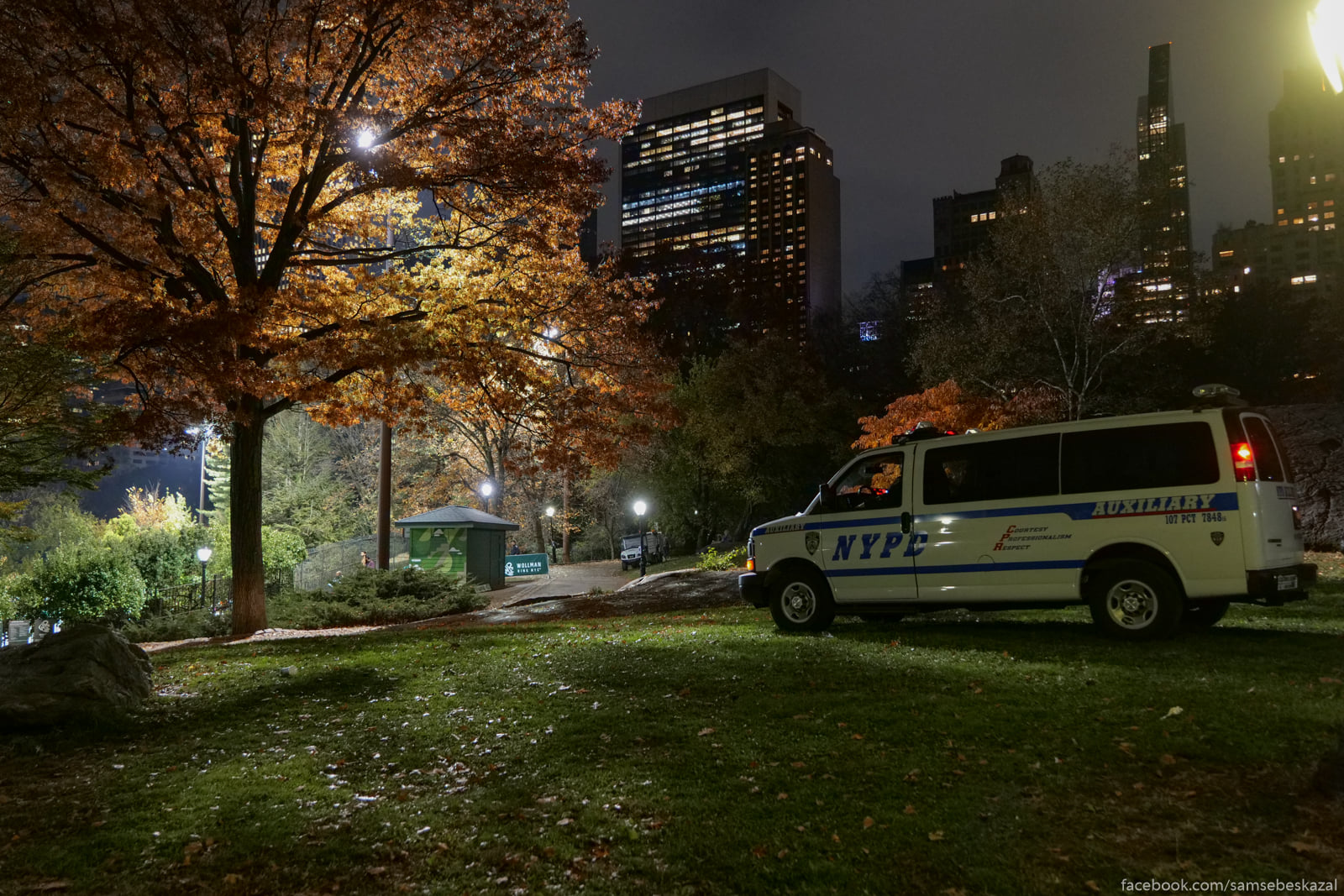 Policia dezurit v parke.